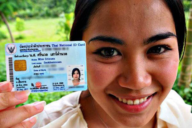 Srinuan và chứng minh thư mới được cấp - Ảnh: Thailand Project