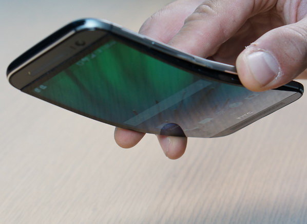 HTC One (M8) chịu lực kém nhất trong danh sách smartphone thử nghiệm - Ảnh: Consumer Reports