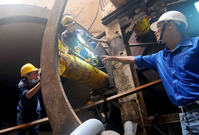 Các công nhân, kỹ sư làm việc tại đầu robot khoan dưới đáy sông Sài Gòn nối Nhà máy bơm nước Bình Thạnh với Nhà máy xử lý nước  Thủ Thiêm, TP.HCM - Ảnh: T.T.D.