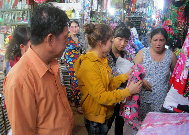 Tấp nập khách mua sắm hàng Thái ở chợ Tịnh Biên (An Giang), trong đó có những người chuyên lấy hàng đưa về bỏ mối ở các chợ - Ảnh: Đ.Vịnh