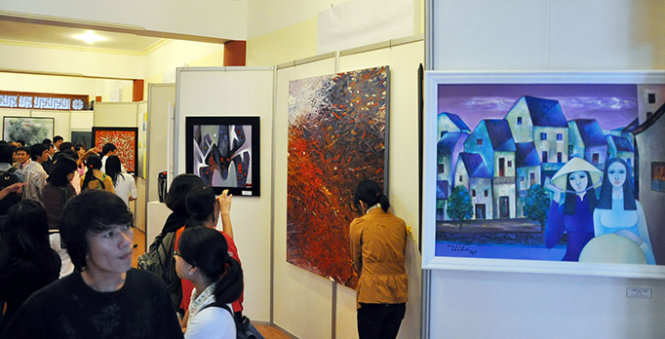 Một triển lãm mỹ thuật ở Huế - Ảnh: Thái Lộc