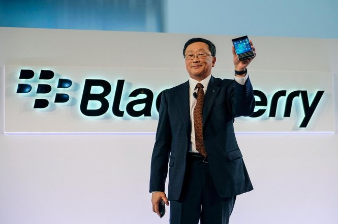 Tân Giám đốc điều hành (CEO) mới của BlackBerry, ông John Chen giới thiệu BlackBerry Passport tại sự kiện ra mắt smartphone mới ngày 24-9 - Ảnh: Digital Trends