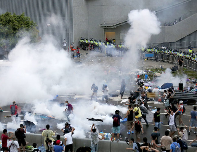 Cảnh sát phun hơi cay vào đám đông biểu tình ở Hong Kong - Ảnh: Reuters