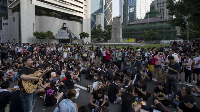 Người biểu tình Hong Kong tập trung chật cứng khu vực trung tâm tài chính của thành phố - Ảnh: Reuters
