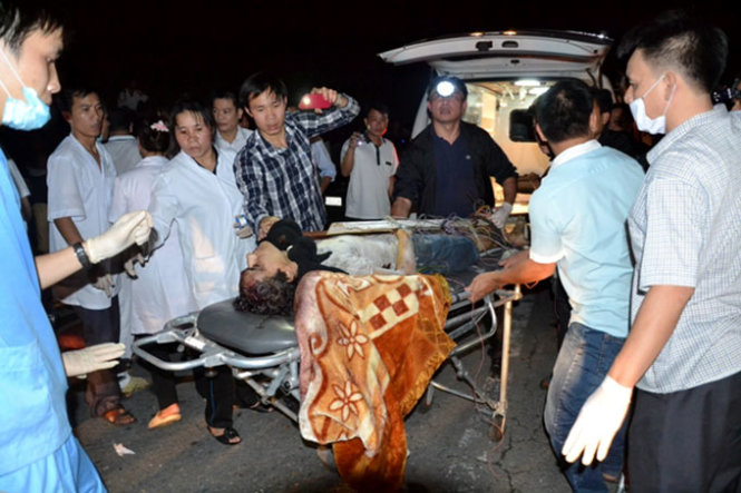 Lực lượng cứu hộ cấp cứu người bị thương trong vụ tai nạn xe khách tại Sa Pa, Lào Cai - Ảnh: Hồng Thảo
