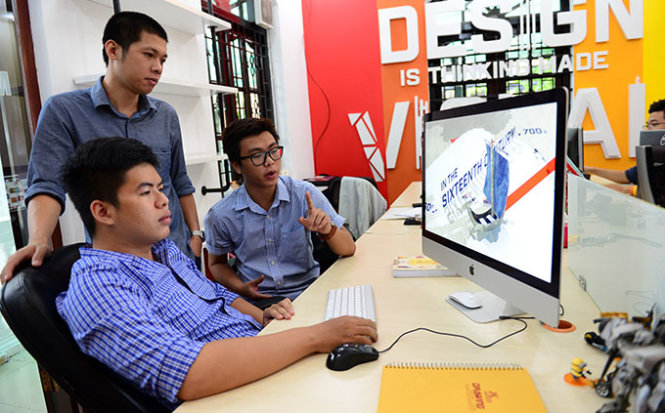 Bộ ba “báo đỏ”: Đinh Kiều Anh Tuấn, Trần Đại Dương và Nguyễn Tiến Huy (từ trái qua) bàn về một phương án thực hiện video marketing -  Ảnh: Quang Định