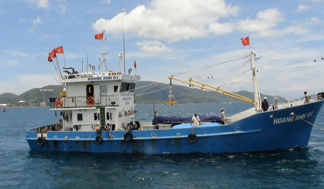 Tàu Hoàng Anh 01 - tàu cá vỏ thép đầu tiên được đóng theo chương trình hỗ trợ của nhà nước, đã trở lại vươn khơi vào sáng 25-9-2014, sau khi bị trục trặc phải đưa về sửa chữa, khắc phục một thời gian dài tại nhà máy của Công ty TNHH MTV đóng tàu Nha Trang - Ảnh: Phan Sông Ngân 