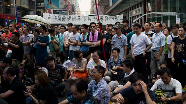 Người biểu tình Hong Kong tập trung trên một con đường ở khu mua sắm Mongkok - Ảnh: Reuters