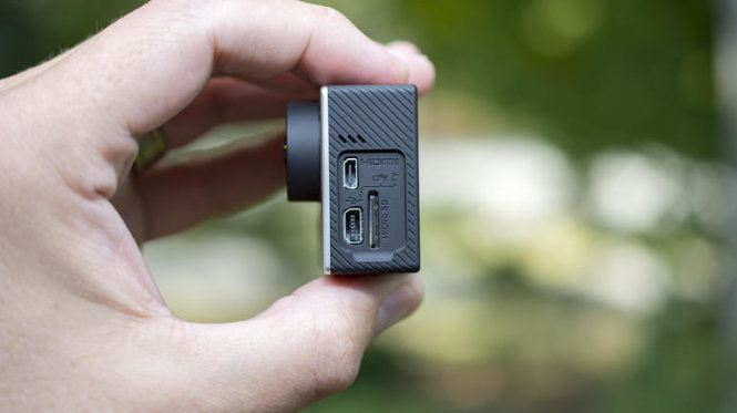 GoPro Hero4 Black hỗ trợ khe cắm thẻ nhớ microSD - Ảnh: CNET