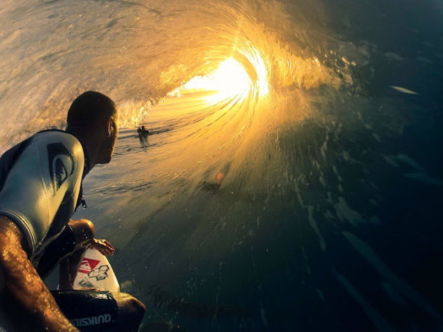 Khoảnh khắc luồn trong con sóng của một vận động viên được ghi lại bởi GoPro Hero - Ảnh: Blogspot