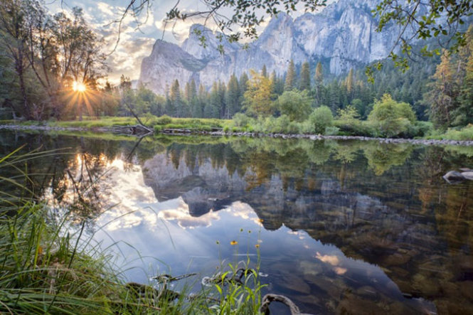 Nhiếp ảnh gia William Patino với bức ảnh thung lũng Solace, thuộc công viên quốc gia Yosemite, California - Ảnh: Guardian