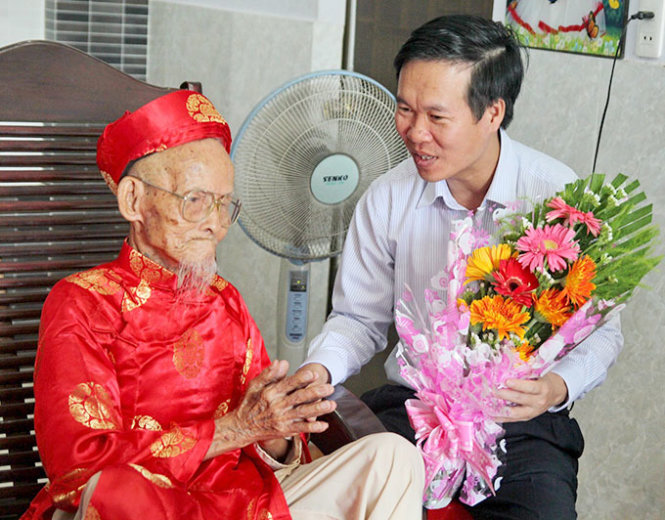 Ông Võ Văn Thưởng đang thăm hỏi cụ Nguyễn Đức Đạm