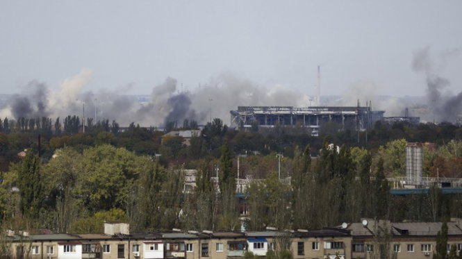 Khói bốc lên từ sân bay Donetsk, nơi quân đội Ukraine kiểm soát. Các cuộc giao tranh liên tiếp diễn ra tại đây - Ảnh: Reuters