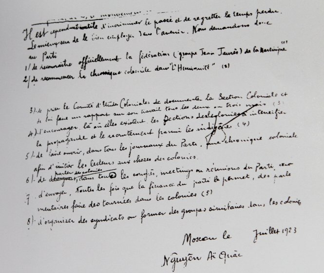 Bút tích của lãnh tụ Nguyễn Ái Quốc trong thư gửi Trung ương Đảng Cộng sản Pháp (Matxcơva, tháng 7-1923). Một trong những nội dung của bức thư này là việc lãnh tụ Nguyễn Ái Quốc đề nghị mở lại mục viết về thuộc địa trong báo L’Humanité, đồng thời trên tất cả các báo của Đảng mở một mục viết về thuộc địa để làm cho độc giả làm quen với các vấn đề thuộc địa (Tài liệu viết tay, tiếng Pháp, lưu tại  Cục Lưu trữ Văn phòng Trung ương Đảng)