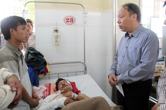 Đại diện Uỷ ban ATGT quốc gia thăm hỏi, hỗ trợ các nạn nhân - Ảnh: Trung Tân