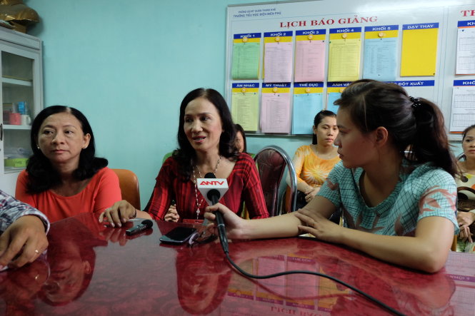 Giáo viên Trường tiểu học Điện Biên Phủ bày tỏ sự không đồng tình trước việc bổ nhiệm bà Vương Thị Vân làm hiệu trưởng - Ảnh: Bách Sen