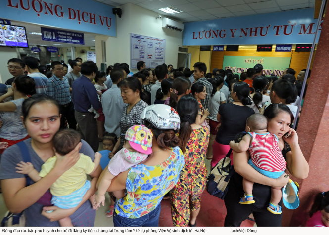 Đông đảo phụ huynh cho trẻ đi tiêm chủng tại Viện Vệ sinh dịch tễ trung ương - Ảnh: Việt Dũng