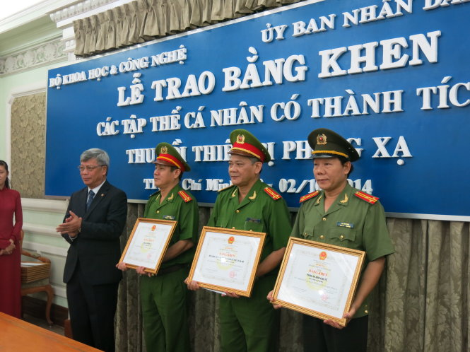 Thứ trưởng Bộ Khoa học-Công nghệ Trần Việt Thanh(bìa trái) trao bằng khen cho các tập thể có thành tích truy tìm và thu hồi thiết bị phóng xạ mất cắp (ảnh Mai Hương)