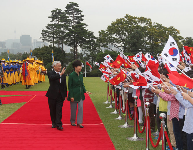 Tổng thống Hàn Quốc Park Geun Hye và Tổng bí thư Nguyễn Phú Trọng tại lễ đón tổ chức trọng thể ở Phủ tổng thống Hàn Quốc (thủ đô Seoul) ngày 2-10 - Ảnh: TTXVN