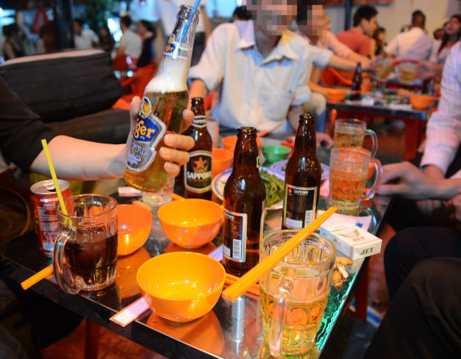 Tem bia không chỉ là một vật phẩm trang trí đẹp mắt, mà còn là đại diện cho hương vị tuyệt vời của bia. Đến với các quán bar ở Sài Gòn bạn sẽ được trải nghiệm hương vị độc đáo của nhiều loại bia khác nhau.