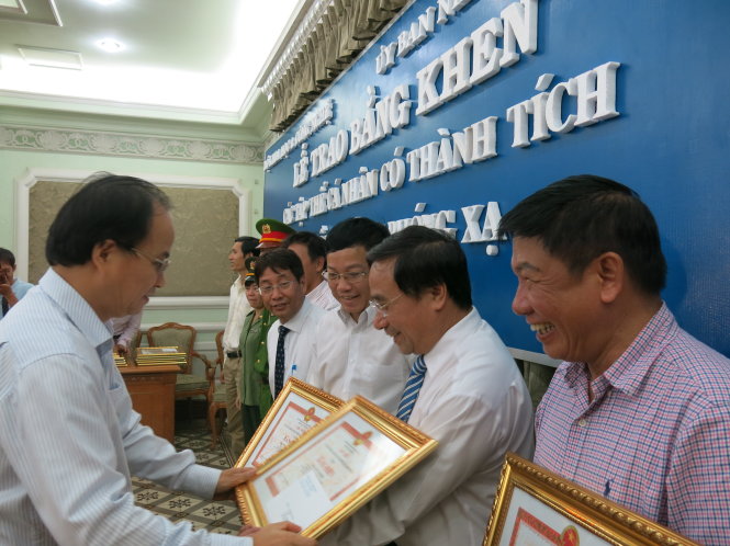 Phó Chủ tịch UBND TPHCM Lê Mạnh Hà trao bằng khen cho các tập thể cá nhân có thành tích truy tìm và thu hồi thiết bị phóng xạ mất cắp (ảnh Mai Hương) 