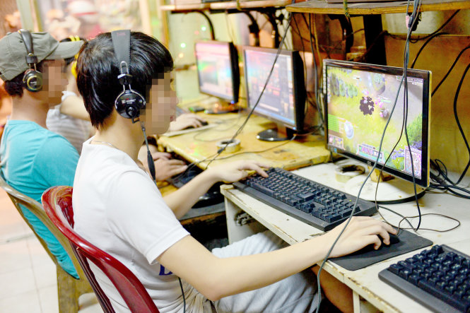 Các bạn trẻ chơi game online tại một tiệm game trên đường Xô Viết Nghệ Tĩnh, Q.Bình Thạnh, TP.HCM  tối 3-10 - Ảnh: Quang Định