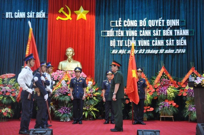 Thượng tướng Nguyễn Thành Cung trao quân kỳ quyết thắng cho Tư lệnh Bộ Tư lệnh Vùng Cảnh sát biển 1, 2, 3, 4 - Ảnh: Phạm Đức Tâm
