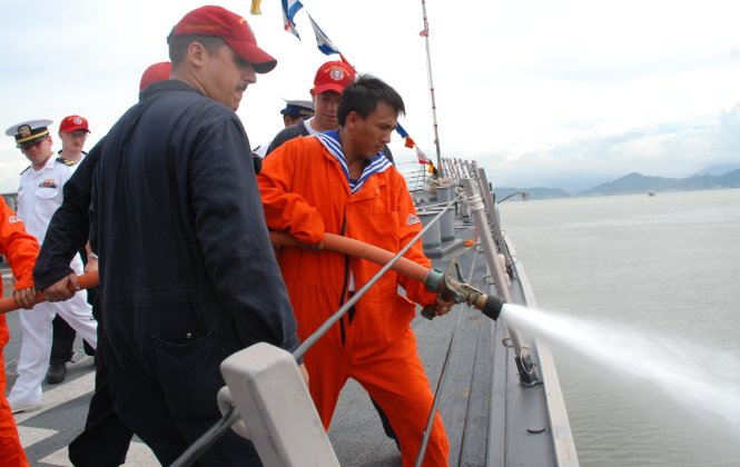 Lực lượng hải quân hai nước Việt - Mỹ cùng tham gia diễn tập chống cháy nổ trên tàu John. S. McCain tại cảng Tiên Sa Lớn, Đà Nẵng - Ảnh: Đăng Nam
