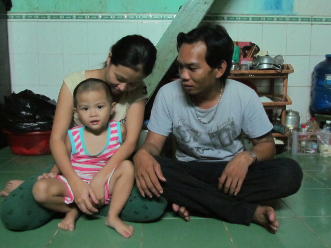 Gia đình nhỏ của anh Tài - chị An trong xóm trọ nghèo ở quận 4, TP.HCM - Ảnh: Bảo Châu