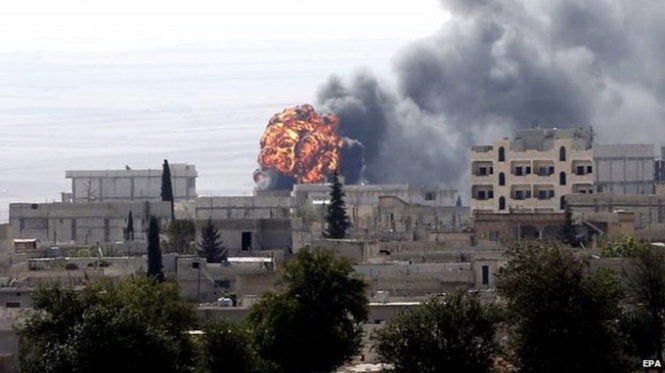 Khói lửa bốc lên mù mịt từ thành phố Kobane sát biên giới Thổ Nhĩ Kỳ - Ảnh: EPA