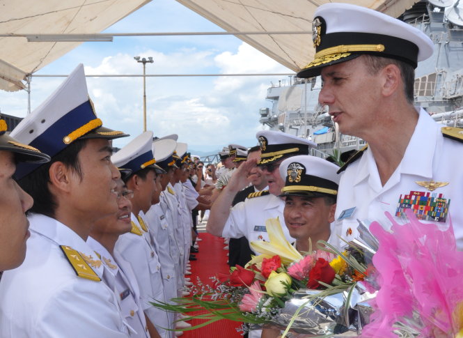 Chỉ huy tàu khu trục USS John S. McCain (Mỹ) giao lưu với đại diện Vùng 3 hải quân Việt Nam nhân dịp ghé thăm Đà Nẵng năm 2012 - Ảnh: Đăng Nam