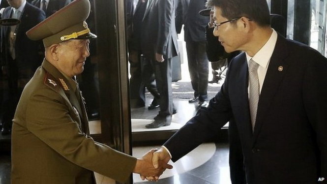 Ông Hwang Pyong-So (trái), một quan chức cấp cao của CHDCND Triều Tiên, gặp gỡ quan chức Hàn Quốc nhân dịp bế mạc Asiad - Ảnh: AP