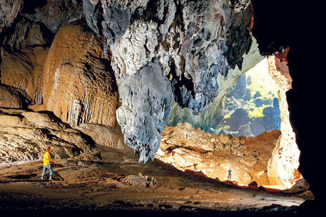 Một khối thạch nhũ lớn dài hàng chục mét, có “chân” ở trần hang rộng hàng chục mét vuông đang tiếp tục dài thêm xuống nền hang - Ảnh: RYAN DEBOODT