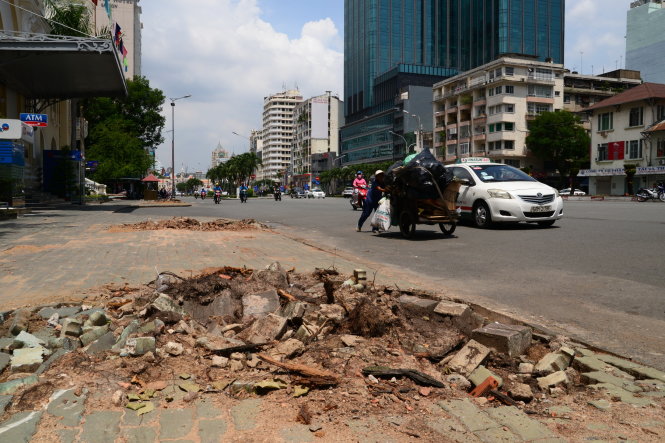 Nhiều cây xanh trên đường Nguyễn Huệ bị đốn hạ để phục vụ cho việc nâng cấp thành phố đi bọ và quảng trường. Ảnh: Hữu Khoa