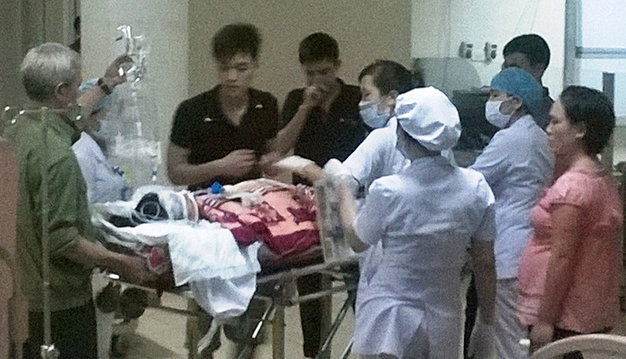 Chị Ngà đang được người nhà và y bác sĩ túc trực cứu chữa