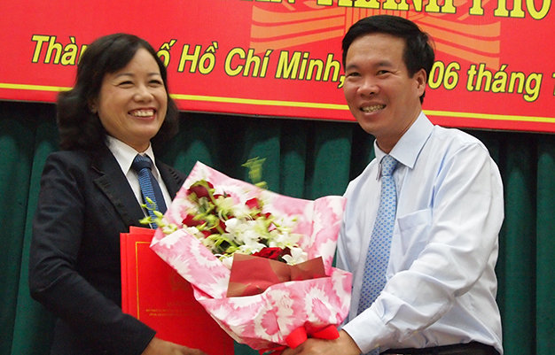 Ông Võ Văn Thưởng, Phó Bí thư thường trực Thành ủy TP.HCM tặng hoa cho bà Ung Thị Xuân Hương trong buổi trao quyết định - Ảnh: H.Điệp