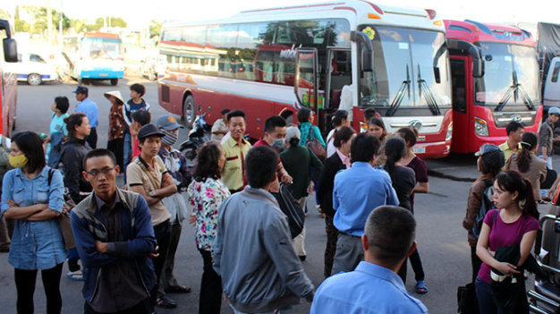Hành khách trên ba xe Thành Bưởi tại bến xe khách tỉnh Đồng Nai - Ảnh: N.T.Phúc