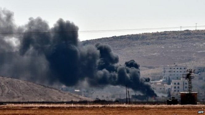 Khói bốc lên từ thị trấn Kobane sau một đợt nã pháo của phiến quân IS - Ảnh: AFP