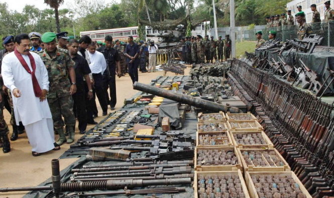 Tổng thống Sri Lanka Mahinda Rajapaksa xem xét số vũ khí tịch thu từ lực lượng phiến quân của nước này. Đây được cho là số vũ khí Trung Quốc sản xuất nhập lậu sang từ Campuchia - Ảnh: AFP