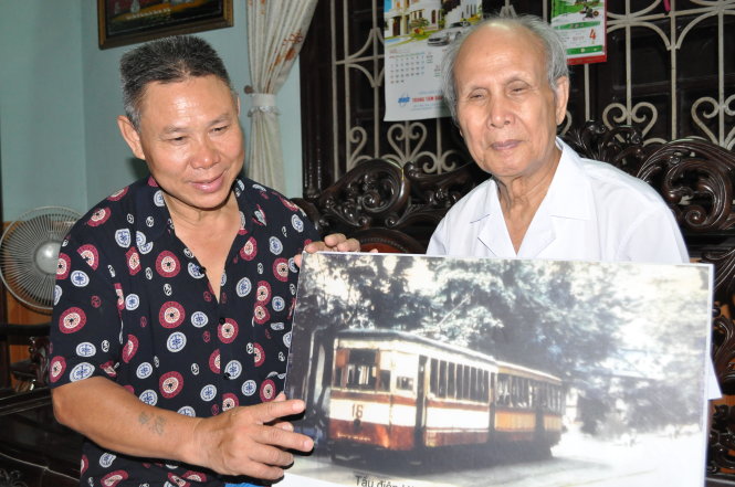 Gia đình cụ Nguyễn Tiến Đà với hai thế hệ, “lớp cha trước, lớp con sau” gắn bó với tàu điện Hà Nội - Ảnh: V.V.Tuân