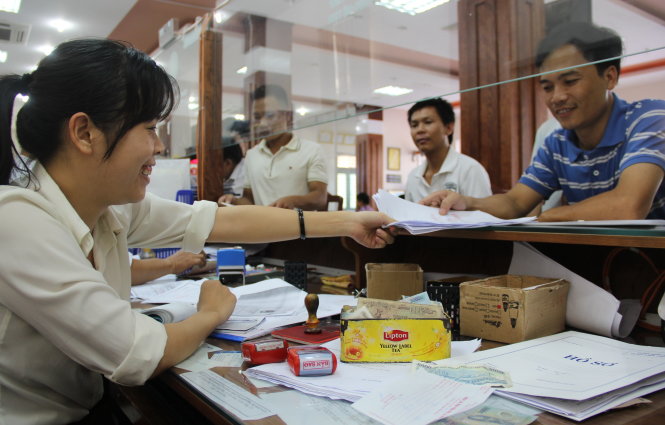 Cán bộ văn phòng “một cửa” tại Trung tâm hành chính quận Liên Chiểu niềm nở đón tiếp công dân - Ảnh: Trường Trung