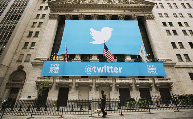 Logo của Twitter phía trước Sàn giao dịch chứng khoán New York tại phiên IPO của công ty này ngày 7-11-2013 - Ảnh: Reuters