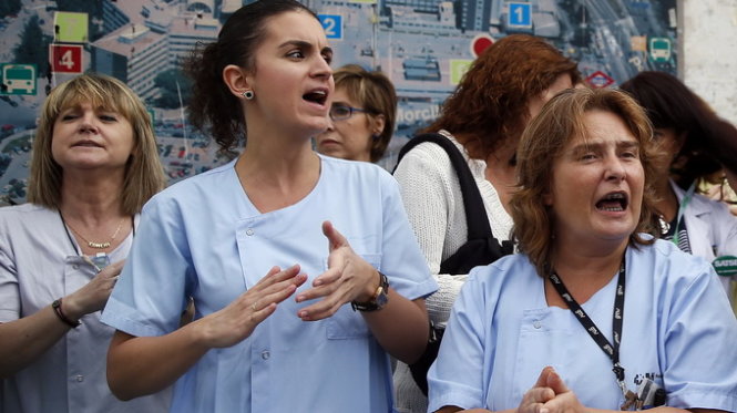 Các nhân viên y tế Tây Ban Nha dự cuộc biểu tình đòi Bộ trưởng Y tế Ana Mato từ chức vì vụ lây nhiễm vi rút Ebola - Ảnh: Reuters