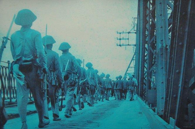 Tiểu đoàn 307, đại đoàn quân 308 đang tiếp quản cầu Long Biên- Ảnh: QUANG THẾ