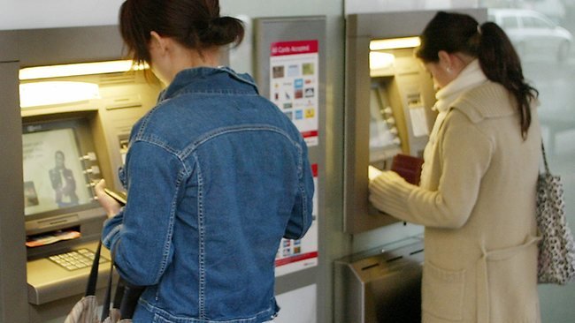 Rút tiền mặt tại máy ATM - Ảnh minh họa: heraldsun.com.au