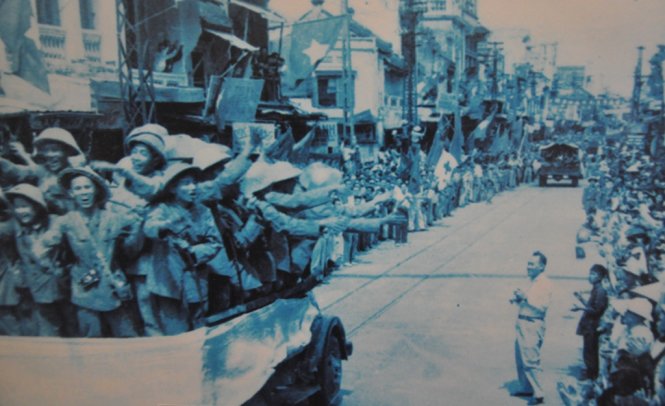 Đoàn văn công Quân đội trên phố Hàng Ngang –Hàng Đào- Ảnh: QUANG THẾ