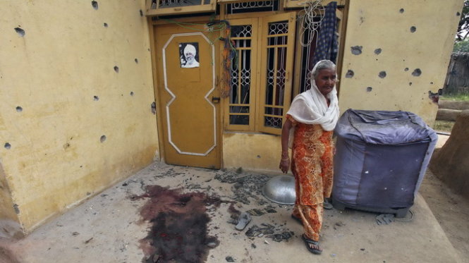 Một căn nhà ở phía Ấn Độ thủng lỗ chỗ đạn do bị lính Pakistan bắn sang từ bên kia biên giới - Ảnh: Reuters
