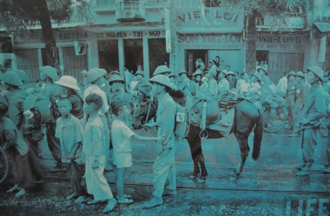 Đoàn quân tiếp quản dừng chân tại phố Duy Tân, nay là phố Huế- Ảnh: QUANG THẾ