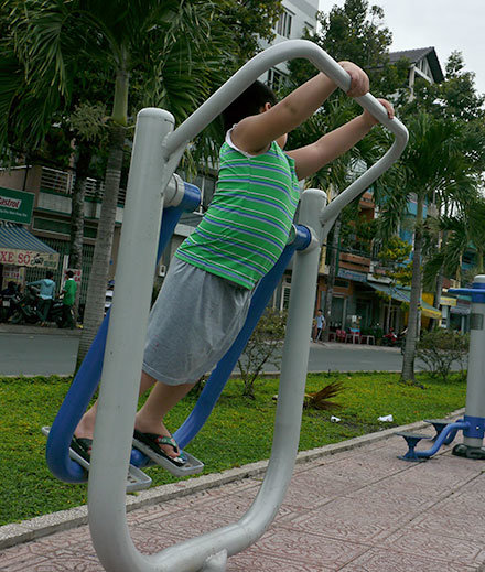 10 năm, trẻ béo phì ở VN tăng chín lần. Trong ảnh: bé tập thể dục để giảm béo phì ở bờ kênh Nhiêu Lộc, Q.Tân Bình, TP.HCM - Ảnh: N.C.T.