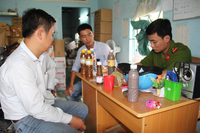 Công an làm việc với chủ cơ sở - Ảnh: T.D.